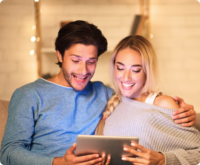 Casal pedindo produto no Tablet